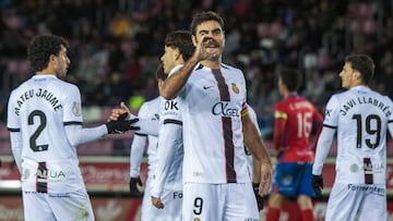 Soria, 02/12/2025.- El delantero del RCD Mallorca, Abdón Prats, celebra el segundo gol del equipo balear durante el encuentro correspondiente a la segunda ronda de la Copa del Rey que disputan hoy martes Numancia y RCD Mallorca en el estadio Los Pajaritos, en Soria. EFE / Wifredo García.