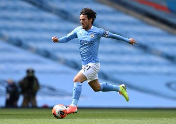 El 30 de junio de 2010, se confirm¨® oficialmente su traspaso al Manchester City, por 33 millones de euros. David Silva disput¨® 436 partidos con el City en las 10 temporadas que permaneci¨® en el equipo ingl¨¦s, ganando 13 trofeos en su ¨²ltima temporada fue nombrado capit¨¢n.