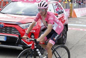 Juanpe López cruza la meta del Blockhaus salvando la maglia rosa.