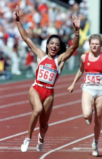 1959-1998 Florence Griffith Joyner fue una atleta estadounidense especialista en pruebas de velocidad. Su temprana muerte a los 38 años reactivó la polémica en torno a las causas que la habían provocado, posiblemente relacionadas con los productos consumidos en su etapa como atleta.