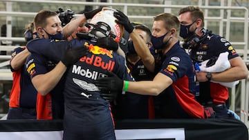 Verstappen celebra con los mec&aacute;nicos de Red Bull su pole en Abu Dhabi 2020.