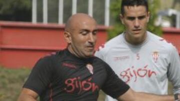 Abelardo, con sus jugadores en un entrenamiento.