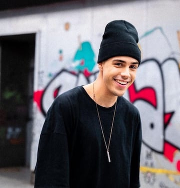 La prueba de que las nuevas generaciones y plataformas sirven para alcanzar la fama es Xeinn, que comenz¨® subiendo sus covers a YouTube, como miles de j¨®venes. Este a?o ha sido el del lanzamiento de su primer ¨¢lbum, en el que se pueden disfrutar sus once canciones y que muchos ya relacionan con artistas internacionales como The Weeknd o Justin Bieber.
