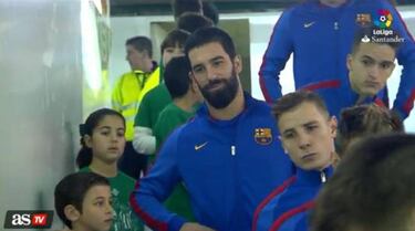 Piqué shows caring side and is a big hit with Betis kids