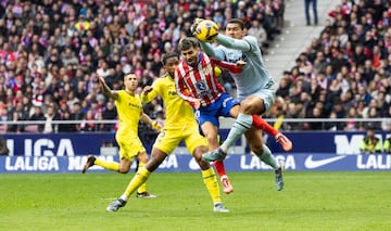 El portero brasile?o del Villarreal coch fuertemente con el delantero argentino del Atltico de Madrid en el minuto 31 de la primera mitad del encuentro. Los jugadores del conjunto colchonero protestaron airadamente pero el colegiado del encuentro, 
Snchez Martnez, interpret que el portero lleg antes al baln.