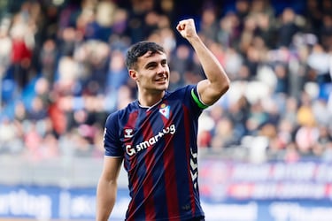 El más listo de la clase. Aunque es cierto que el error del portero sportinguista es clave, pero el delantero armero supo estar en el momento clave para rentabilizarlo.