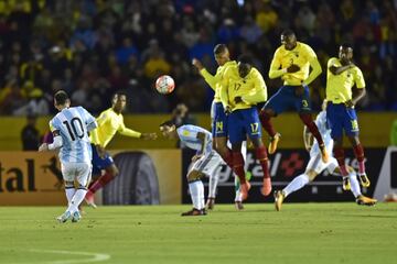 Lionel Messi en el lanzamiento de una falta.