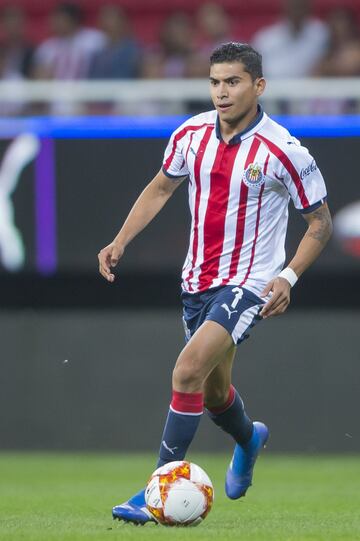 El motor de Chivas posiblemente no pasa por su mejor momento futbolístico, pero para su edad, tendrá suficientes oportunidades para demostrar la calidad e inteligencia con la que acostumbró a la afición del Rebaño. Gracias a sus actuaciones ya sabe lo que es defender la camiseta de la Selección Mexicana.