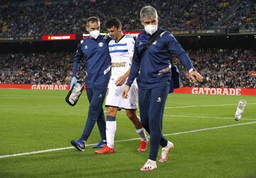 Ximo Navarro abandona el terreno de juego lesionado.