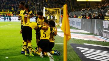 Soccer Football - Bundesliga - Borussia Dortmund v Bayern Munich - Signal Iduna Park, Dortmund, Germany - November 10, 2018  Borussia Dortmund&#039;s Paco Alcacer celebrates scoring their third goal with team mates                     REUTERS/Wolfgang Rat