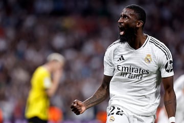 Antonio Rüdiger ya es uno de los defensas más característicos del panorama futbolístico actual. Fichó por el Real Madrid en 2022 procedente del Chelsea y desde sus primeros encuentros, ha sabido acomodarse a la perfección a la defensa blanca, firmando acciones imprescindibles para los triunfos del conjunto de Carlo Ancelotti. Entre sus logros, se encuentran dos Champions y una Europa League.