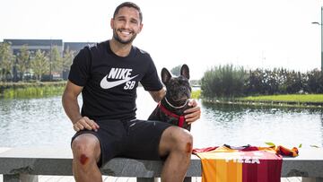 Florin Andone recibe a AS en Estambul y posa junto a su bulldog franc&eacute;s &#039;Bart&#039; y su camiseta del Galatasaray.