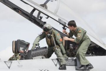 El piloto de Suzuki Maverick Viñales  ha pilotado el avión de combate F-18 de la Base Aérea de Zaragoza, con el que ha pasado del asfalto del circuito de MotorLand, donde competirá el próximo domingo en MotoGP, al cielo de Aragón. Viñales, cuyo nombre, Maverick, se debe al fervor que sentía su padre, Ángel, por el protagonista de la película "Top Gun" que protagonizaba Tom Cruise, y en el que interpretaba el papel de un piloto de combate, ha logrado hoy hacer realidad otra de sus pasiones al subirse a un caza del ejército español.