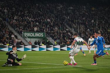 1-0. Aleix Febas le gana la espalda a Trent-Alexander Arnold y con la pierna derecha, cruza el balón para superar a Thibaut Courtois.