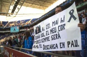 Pancarta en homenaje al fallecido exentrenador del FC Barcelona, Tito Vilanova, durante el partido entre el RCD Espanyol y la UD Almería, correspondiente a la 35ª jornada de Liga BBVA, disputado esta mañana en Cornellá-El Prat.