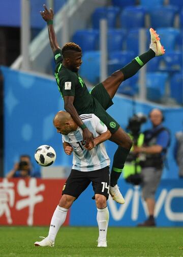 Javier Mascherano y Kelechi Iheanacho.