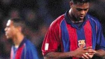 <B>A LA CALLE. </B>Kluivert fue expulsado por doble tarjeta amarilla y abandonó el campo entre pitos.