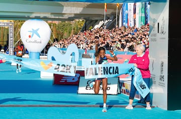 Worknesh Degefa fue la mujer más rápida 2:21'27" en Valencia. Hizo el quinto mejor tiempo en la general.