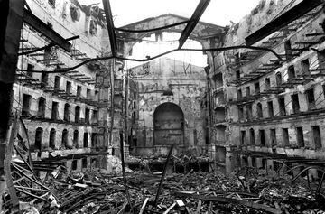 La ma?ana del 31 de enero de 1994, dos operarios trabajaban en el interior del teatro, accidentalmente las chispas de su soplete prendieron en los pliegues del cortinaje fijo del escenario. Algunos trozos cayeron al suelo y las llamas ya hab赤an saltado al tel車n de terciopelo y sub赤an hasta el telar y el techo. El interior del edificio qued車 destruido, pero la fachada apenas sufri車 da?os. 5 a?os despu谷s se inaugur車 el nuevo Gran Teatro del Liceo.