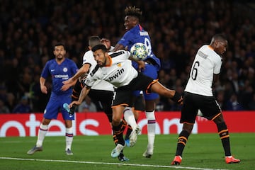 Tammy Abraham y Ezequiel Garay 