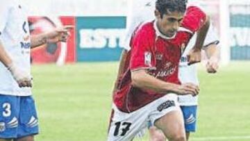 <b>GOLEADA. </b>Gallardo, con Antoñito sentado el césped, avanza con el bal Héctor reclama algo.