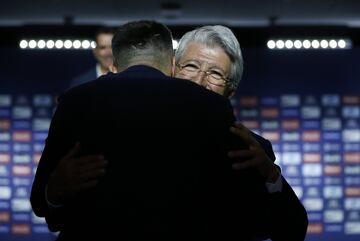 Saludo entre Enrique Cerezo y H¨¦ctor Herrera.