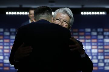 Saludo entre Enrique Cerezo y Héctor Herrera. 