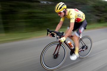 Giulio Ciccone con el maillot amarillo. 