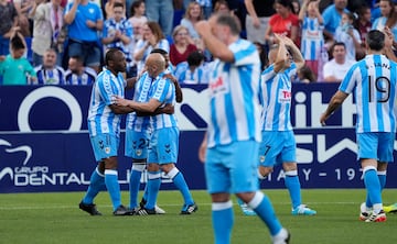 Las Leyendas del Málaga festejan uno de sus goles.