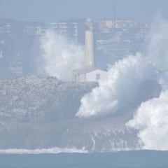 Las olas gigantes del huracán Epsilon en Cantabria desde tierra, mar y aire