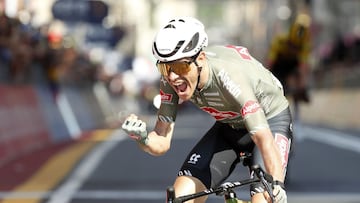 Stefano Oldani celebra la victoria en la meta de G&eacute;nova.