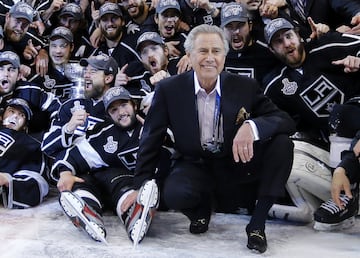 El empresario estadounidense Philip Anschultz fue cofundador de Major League Soccer, es propietario de LA Kings (hockey sobre hielo), LA Galaxy (fútbol). Su compañía Anschultz Entertainment Group también tiene acciones en el O2 Arena de Londres.