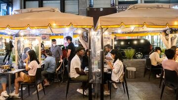 People enjoy outdoor dining amid the coronavirus disease (COVID-19) outbreak in Manhattan, New York City, U.S., September 14, 2020. REUTERS/Jeenah Moon