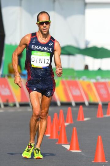 El atleta francés Yohann Diniz afrontó la prueba de los 50km marcha con problemas estomacales, e incluso atacó a los cinco minutos de carrera destacándose del grupo. Su sufrimiento se hizo visible ante las cámaras, ya que el atleta sufrió diarrea en plena carrera y se desmayó a los 35 km, aunque consiguió un meritorio octavo puesto.