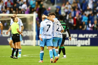 Un M¨¢laga cogido con pinzas y entre algodones