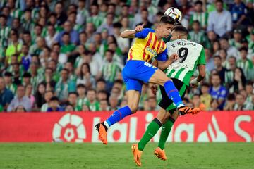 Paulista con Borja Iglesias, en la última jornada de Liga disputada en el Villamarín.