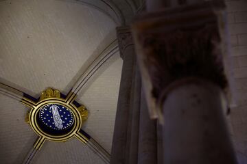 Vista de un detalle del techo durante la misa inaugural.