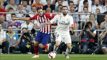 Carvajal disputa un balón con Koke en el derbi madrileño.
