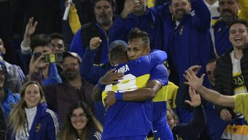 Boca Juniors' Colombian forward Sebastian Villa (R) celebrates with teammate Frank Fabra after scoring a goal against Defensa y Justicia during their Argentine Professional Football League quarterfinal match at La Bombonera stadium in Buenos Aires, on May 10, 2022. (Photo by Juan MABROMATA / AFP)