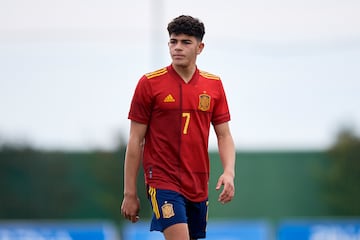 Nacido en Madrid, el futbolista creció en la cantera del Atlético de Madrid y debutó el 9 de marzo con el primer equipo rojiblanco. Internacional con España sub-18, renunció a seguir con el combinado español en febrero de 2023. 