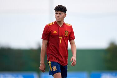 Nacido en Madrid, el futbolista creció en la cantera del Atlético de Madrid y debutó el 9 de marzo con el primer equipo rojiblanco. Internacional con España sub-18, renunció a seguir con el combinado español en febrero de 2023. 