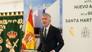 El ministro del Interior en funciones, Fernando Grande-Marlaska, interviene durante la inauguración del nuevo cuartel de la Guardia Civil en Santa Marta de Tormes, a 2 de octubre de 2023, en Salamanca, Castilla y León (España). Este edificio está incluido en las 500 actuaciones del Plan de Infraestructuras de la Seguridad del Estado 2019-2025 y cuenta con una inversión de más de tres millones de euros. El edificio consta de tres plantas y un sótano, con una superficie construida de 863 metros cuadrados. Se levanta sobre una parcela de más de 2.400 metros cuadrados.
02 OCTUBRE 2023;SALAMANCA;CASTILLA Y LEÓN;MARLASKA
Manuel Laya / Europa Press
02/10/2023