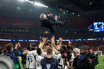 The players toss Ancelotti after winning the Decimoquinta.