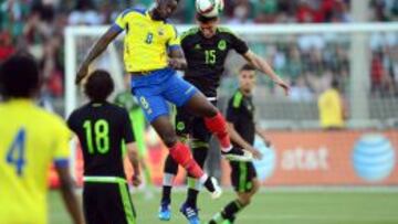 Felipe Caicedo y Héctor Moreno saltan por un balón en el México-Ecuador de la pasada madrugada.
