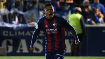 Resumen y goles del Huesca 3-1 Zaragoza. Un doblete del colombiano Cucho Hernández dio al Huesca la primera victoria de su historia en el derbi aragonés.