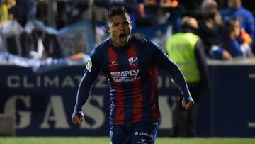 Resumen y goles del Huesca 3-1 Zaragoza. Un doblete del colombiano Cucho Hern&aacute;ndez dio al Huesca la primera victoria de su historia en el derbi aragon&eacute;s.