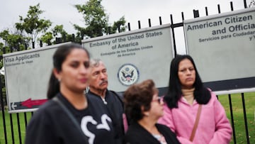 Personas que tenían cita programada para el proceso de visa y fueron canceladas, esperan afuera de la embajada de los Estados Unidos para obtener información sobre la reprogramación, en Bogotá, Colombia, el 27 de enero de 2025. REUTERS/Luisa Gonzalez