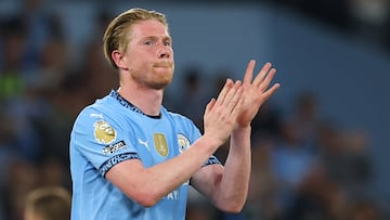 Kevin de Bruyne aplaude tras un partido con el Manchester City.