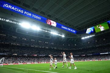 Tras finalizar el partido, Toni Kroos salta al terreno de juego con sus tres hijos para dar una merecida vuelta de honor al estadio Santiago Bernab¨¦u.