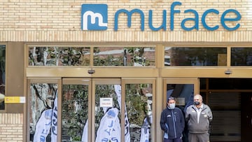 (Foto de ARCHIVO)
Edificio de Muface durante la protesta de funcionarios contra los recortes que han sufrido en su prestación sanitaria, frente a la Dirección General de Muface, a 18 de abril de 2022, en Madrid (España). Con esta concentración, convocada por la Central Sindical Independiente y de Funcionarios (CSIF) y JUPOL, se quiere protestar contra los recortes producidos tras la firma del concierto sanitario 2022-2024 el pasado diciembre entre MUFACE y las aseguradoras sanitarias.
Ricardo Rubio / Europa Press
18 ABRIL 2022;SINDICATOS;RECORTES;PROTESTAS
18/4/2022